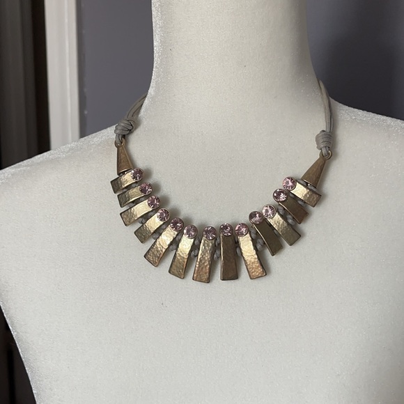 Gray, gold hammered pink stone statement necklace - Picture 3 of 9
